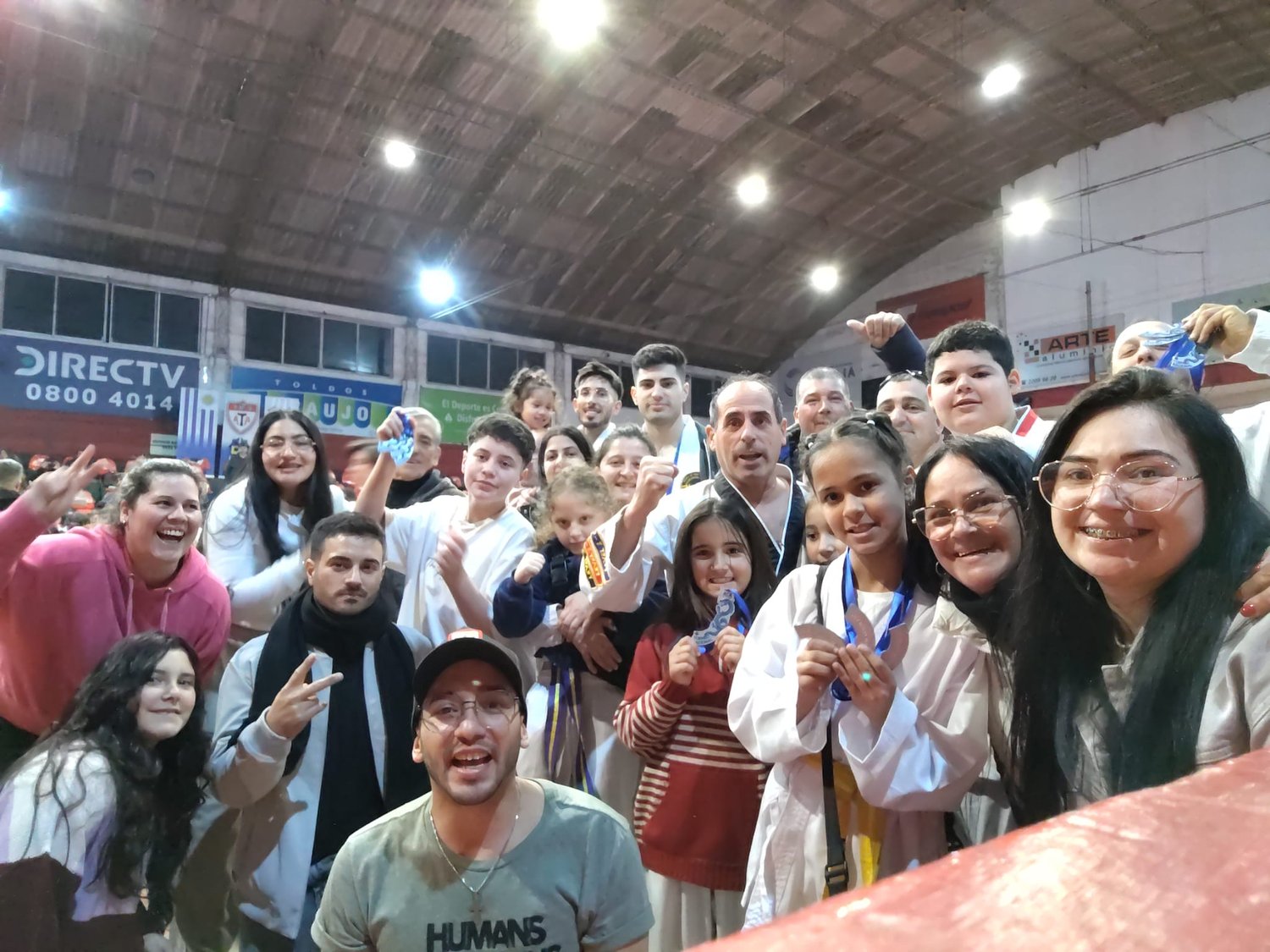 Alumnos, familias y profesores de Ziyou celebrando con sus medallas en un torneo