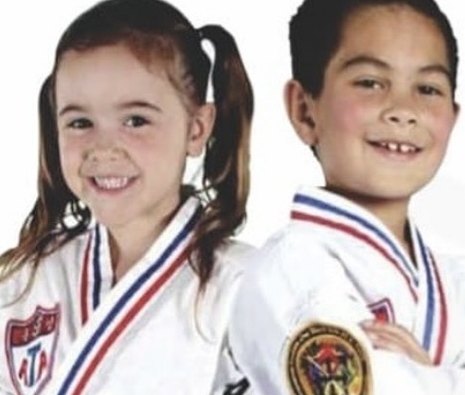 Niños de Ziyou sonriendo con sus medallas