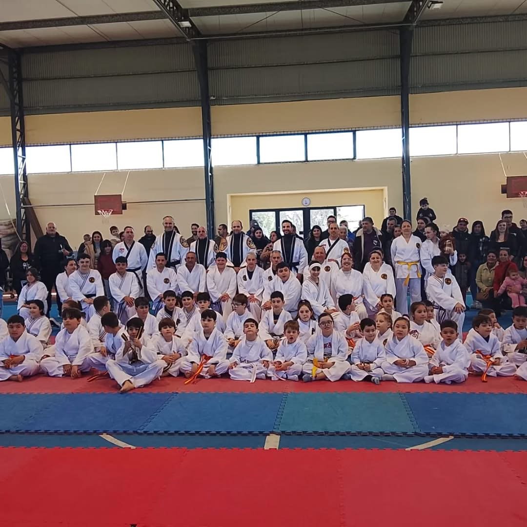 Grupo completo de alumnos y profesores de Ziyou en un encuentro de taekwondo