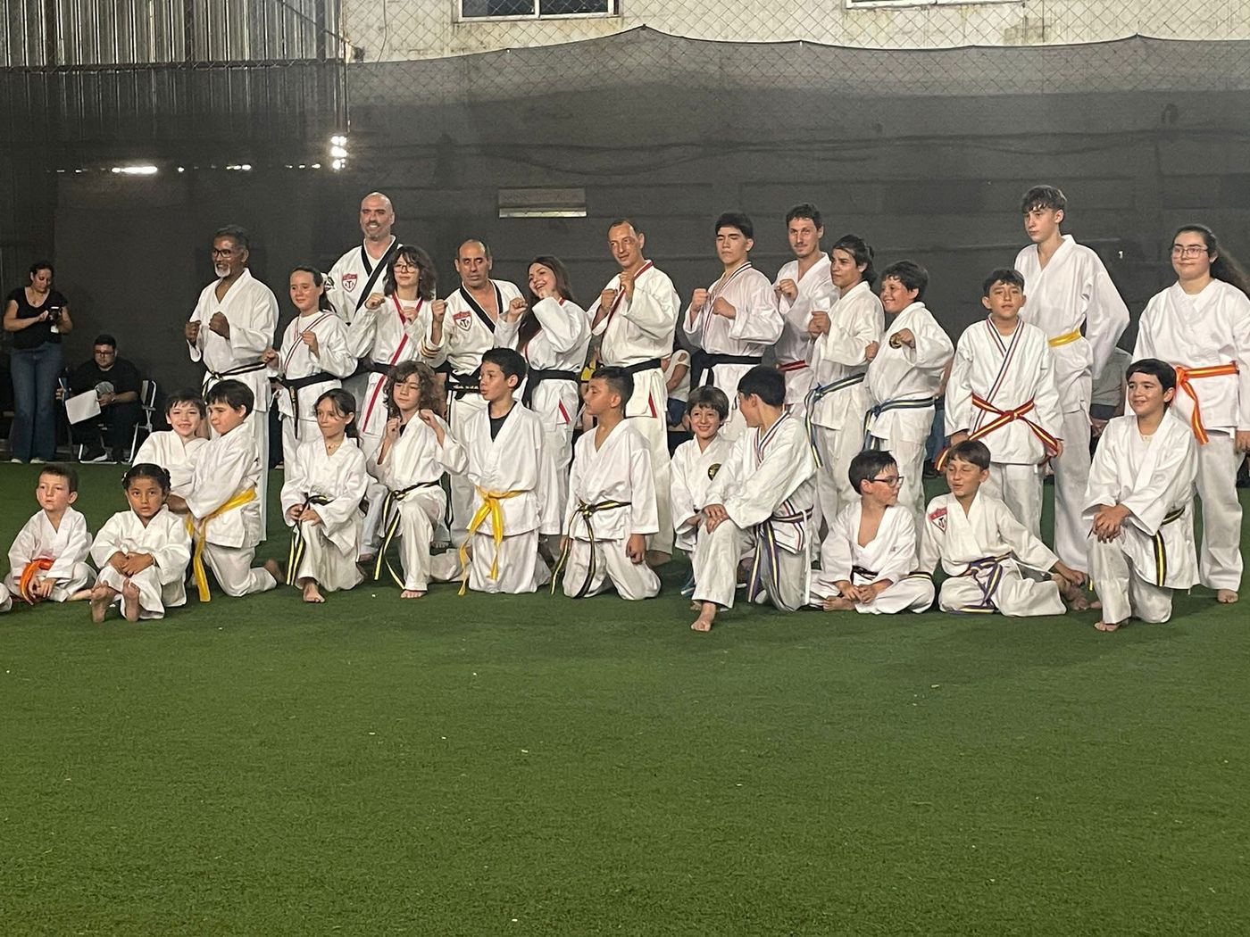 Alumnos de Ziyou de todas las edades posando junto a sus profesores